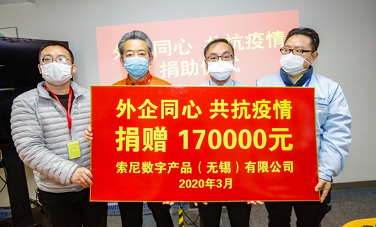 1583233860240147.jpg 捐赠合影_副本.jpg