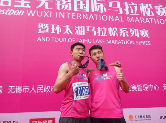 1461751386135089.jpg 周滨(左一)参加“锡马”_副本.jpg