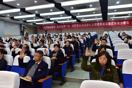 1545630991121463.jpg 党代表举手表决.jpg